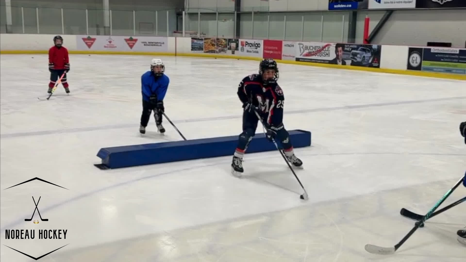 Drill U11/U13: Puckhandling and scanning into 1 on 1 reads