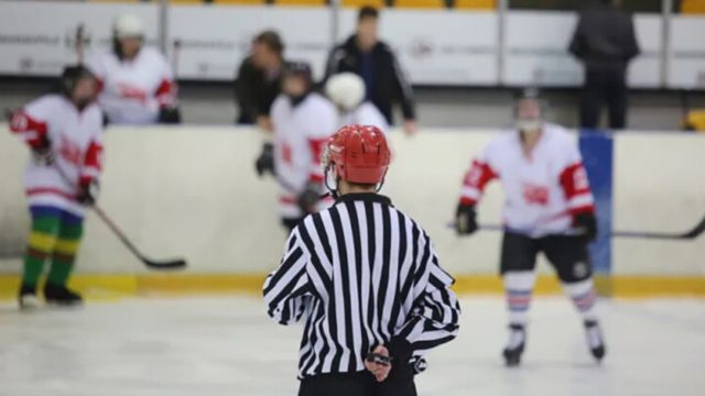 Do’s and Don’ts of Talking with Hockey Referees